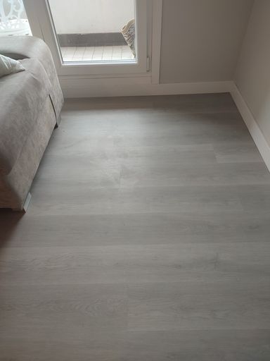 Vinílica gris oscuro y rodapie blanco